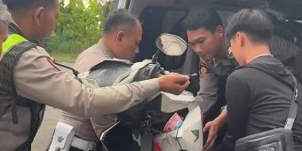 Satlantas Polres Lamongan Evakuasi Motor Pemudik yang Alami Overheat