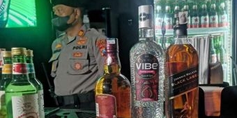 Petugas Gabungan Sita Puluhan Botol Miras di Tuban