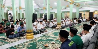 Tradisi Malam Selawe di Sunan Giri: Perpaduan Munajat dan Tasyakuran Penetapan WBTB