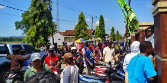 Pilkades Antar Waktu Desa Suwaluh Berlangsung Tertutup, Masyarakat Nonton dari Luar Pagar