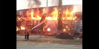 Stadion Surajaya Lamongan Terbakar