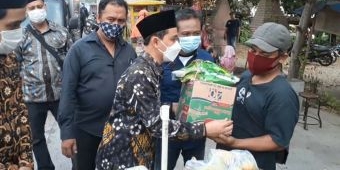 Giliran Pedagang di Kawasan Bangsal, Kutorejo, dan Pungging Terima Paket Sembako dari Gus Barra