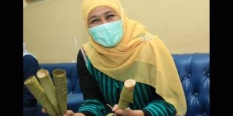 Cara Makannya Unik, Dua Tangan, Gubernur Khofifah Promosikan Kue Jumbrek Lamongan