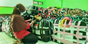 Jadi Tradisi, Ratusan Koper Jemaah Haji di Tuban Dihiasi Aksesoris, Mulai Boneka hingga Tali Rafia