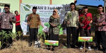 Jadi Tuan Rumah Porseni Tingkat MA, MAN 2 Tuban Turut Lakukan Penanaman Pohon Matoa