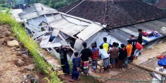 Diterjang Longsor, Bangunan Masjid dan Asrama Pesantren di Pacitan Porak-Poranda
