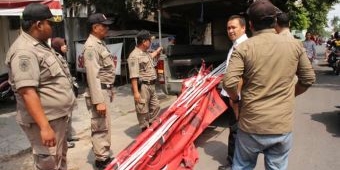 Bawaslu Jombang Tertibkan Ratusan APK Tak Sesuai Ketentuan