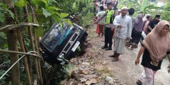 Mobil Bak Terbuka Terperosok di Jalan Raya Somber Sampang, 1 Tewas