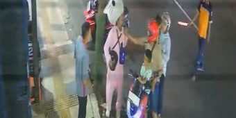 Viral Pemotor Tampar Badut Pengamen hingga Dipaksa Bersujud di Tuban