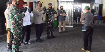 TNI-Polri di Sidoarjo Percepat Pemindahan Warga Isoman ke Tempat Isoter