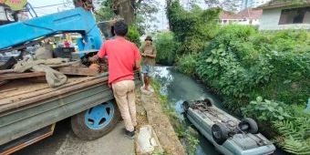 Mercy Nyemplung ke Kali, Sopir Diduga Lupa Tarik Rem Tangan