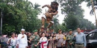 Nonton Ogoh-Ogoh di Upacara Jelang Nyepi, Wali Kota Kediri Harap Toleransi Jadi Nilai yang Diresapi