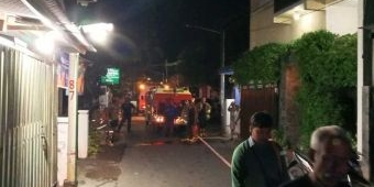 Diduga dari Puntung Rokok, Sebuah Rumah dari Bambu dan Triplek di Kediri Hangus Terbakar