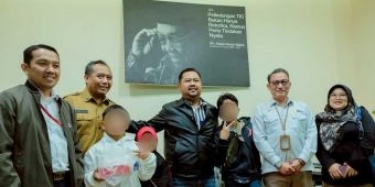 Bupati Gresik Dampingi Kepulangan 3 Anak PMI dari Malaysia