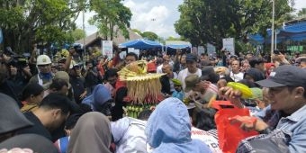 Ratusan Warga Berebut Tumpeng saat Penutupan Bersih Nagari Tulungagung