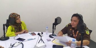 Ajak Masyarakat Tak Takut Sampaikan Unek-Unek Hukum, Kejari Nganjuk Gelar 'Sambung Roso' di Radio