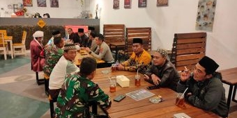 Jalin Silaturahmi, Kapolsek Wonoayu Ngopi Bareng Ulama dan Masyarakat