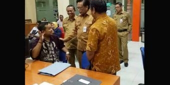 Sidak di BPTSP, Bupati Sambari Tanya Layanan Perizinan kepada Warga