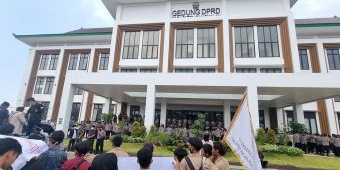 Tak Diperbolehkan Masuk Gedung Dewan, Mahasiswa di Bangkalan Terlibat Saling Dorong dengan Polisi