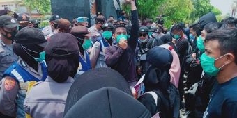 Demo Lagi, Mahasiswa Tak Percaya Pemkab Lamongan Sudah Kirim Penolakan UU Cipta Kerja​