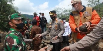 Pasca Banjir Bandang, Plt Bupati Probolinggo Bersama Warga Bangun Jembatan Darurat