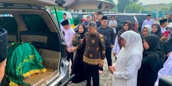 Jenazah Kiai Roziqi Disalatkan di Masjid Akbar, Khofifah  3 Kali Minta Kesaksian Jemaah             