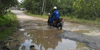 Jalan Semakin Rusak, Warga Desa Banyuurip, Senori Pertanyakan CSR PT. GCI