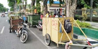 ​Puluhan Gerobak Sampah Parkir di depan DPRD Sidoarjo, Penggeledek Protes Hal ini