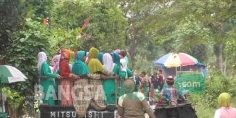 Naik Mobil Bak Terbuka, Ratusan Anggota Muslimat dan Fatayat Parengan Semangat Ikuti Pengajian