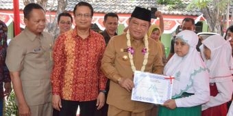 Bagikan 360 Beasiswa, PT Megasurya Diapresiasi Bupati Sidoarjo