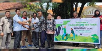 Minarak Brantas Gas Serahkan 300 Bibit Pohon untuk Desa Sekitar Tanggulangin Sidoarjo
