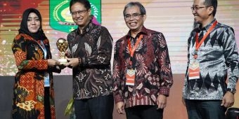 Dianggap Berjasa Lindungi Warganya, Bupati Ikfina Terima Penghargaan UHC