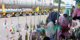 Selexol Proyek J-TB Parkir di Baureno, Puluhan Pedagang Dadakan Ikut 'Parkir'