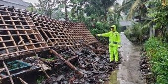 Diterjang Puting Beliung, Belasan Rumah di Blitar Rusak dan Satu Roboh