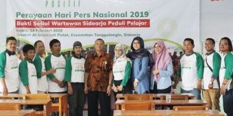 Wartawan Sidoarjo Bagikan Bingkisan ke Siswa-siswi SD di HPN 2019