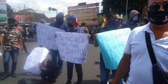 Tuntut Haknya Dipenuhi, Puluhan Eks Tenaga Outsourcing Demo di Depan Kantor Pemkot Blitar