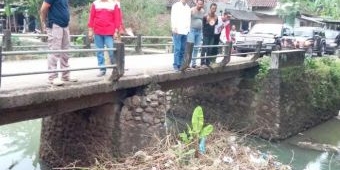 Blusukan di Mojoagung, Gus Syaf Tinjau Jembatan Penyebab Banjir di Desa Kedunglumpang