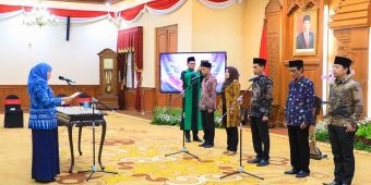 Lantik Anggota Komisi Informasi Jawa Timur Periode 2023-2027, Gubernur Khofifah: Segera Tancap Gas