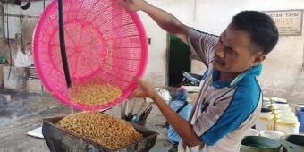 ​Terdampak Kenaikan Harga Kedelai, Produsen Tahu di Tuban Pasrah