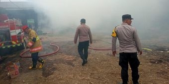 Pabrik Gula Jawa di Kediri Terbakar, Kerugian Ditaksir Mencapai Rp100 Juta