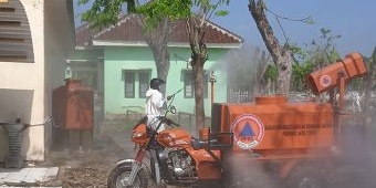 Putus Penyebaran PMK, Disnakeswan Lamongan Semprot Disinfektan Pasar Sapi dan RPH