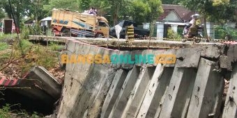 Tergerus Derasnya Sungai, Tangkis Pengaman Jalan di Nganjuk Ambrol