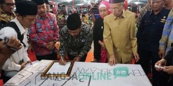 Bupati dan Ketua DPRD Jombang Tandatangani Petisi 17 Agustus Bukan Hari Kemerdekaan RI