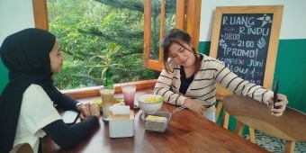 Ruang Rindu Cafe, Ngopi Estetik di Jombang dengan View Pegunungan Wonosalam