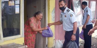 Ikut Andil Lawan Covid-19, Lapas Bojonegoro Bagikan Masker dan Sembako ke Warga Sekitar