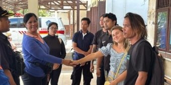 Cekcok Bule Wanita dan Pedagang di Pantai Kuta Perkara Celana Berakhir Damai