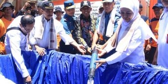 Pangkoarmada II Bersama Gubernur Jatim Bagikan Air Bersih di Pulau Sapudi
