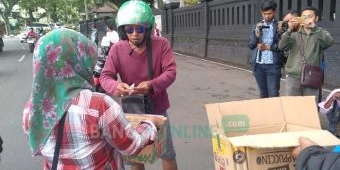 Prihatin Jalan Rusak di Kota Malang, Sejumlah Warga Gelar Aksi Galang Koin