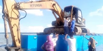 Konflik Reklamasi Gersik Putih Sumenep Kembali Panas, Warga Hadang Operasional Ekskavator di Laut