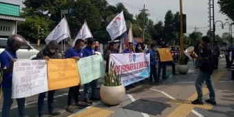 Tuntut Aturan JHT Dicabut, Buruh di Jombang Gelar Demo